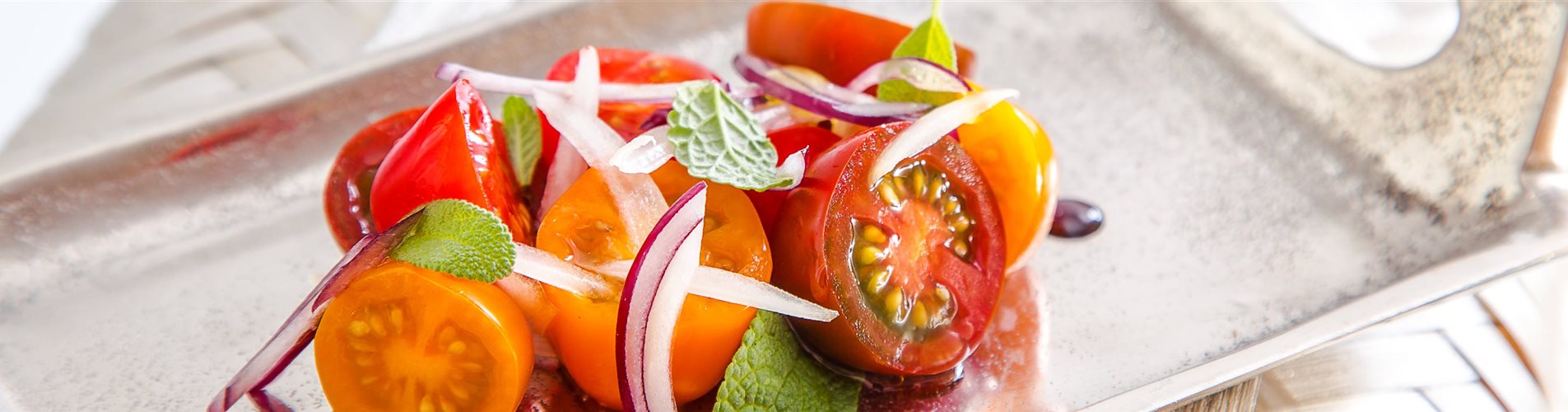 Paradeisersalat mit Silber Salbei