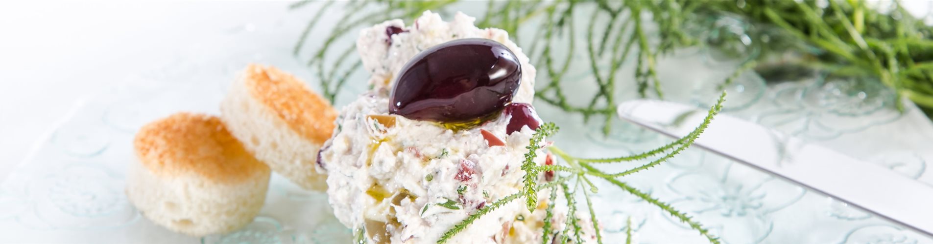 Olivenaufstrich mit Olivenkraut