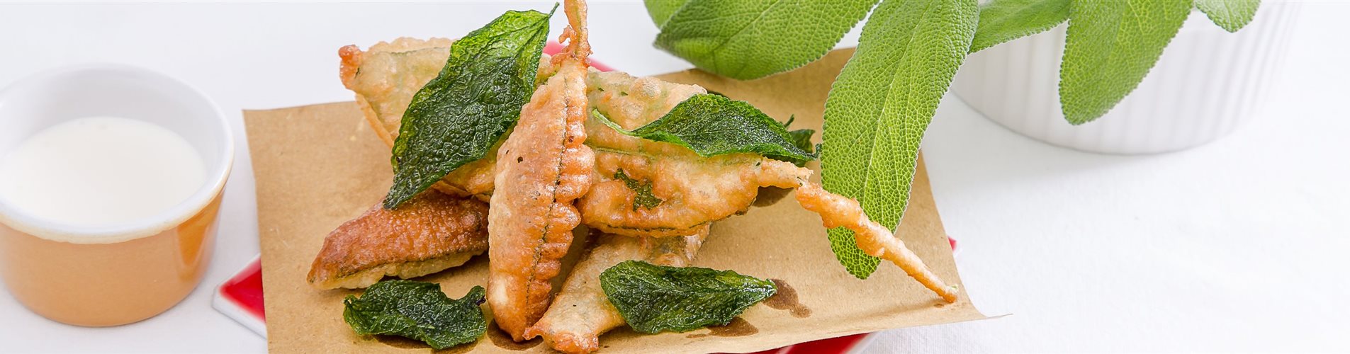 Salbeiblätter im Bierteig