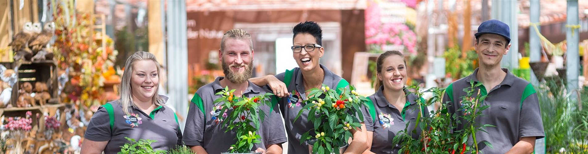 bellaflora Team in einer Filiale und halten Pflanzen in der Hand bellaflora Team in einer Filiale und halten Pflanzen in der Hand