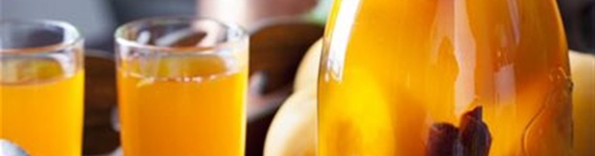 Marillen Likör auf dem Esstisch 