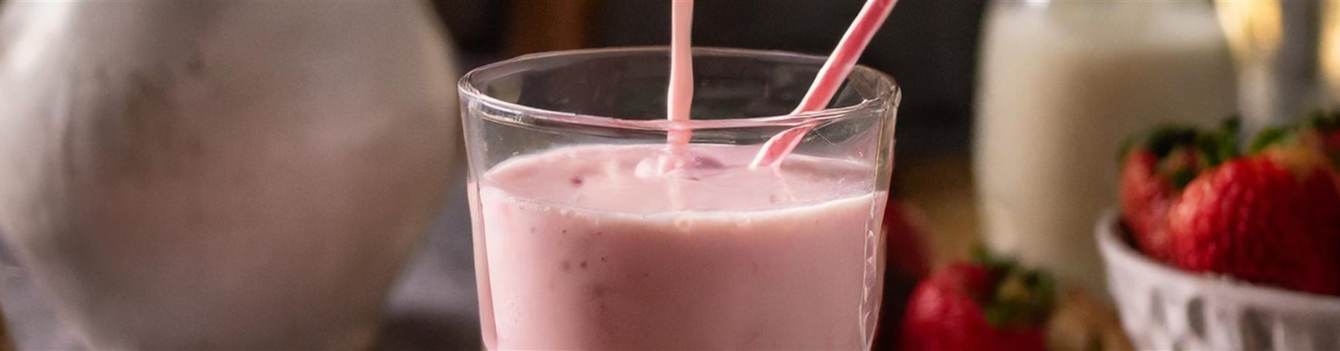 Erdbeermilch auf einem Esstisch