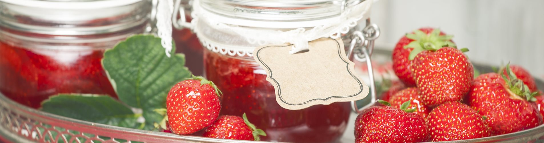 Erdbeermarmelade auf Tablett