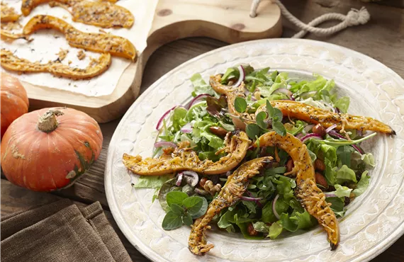Grüner Salat mit Kürbisspalten