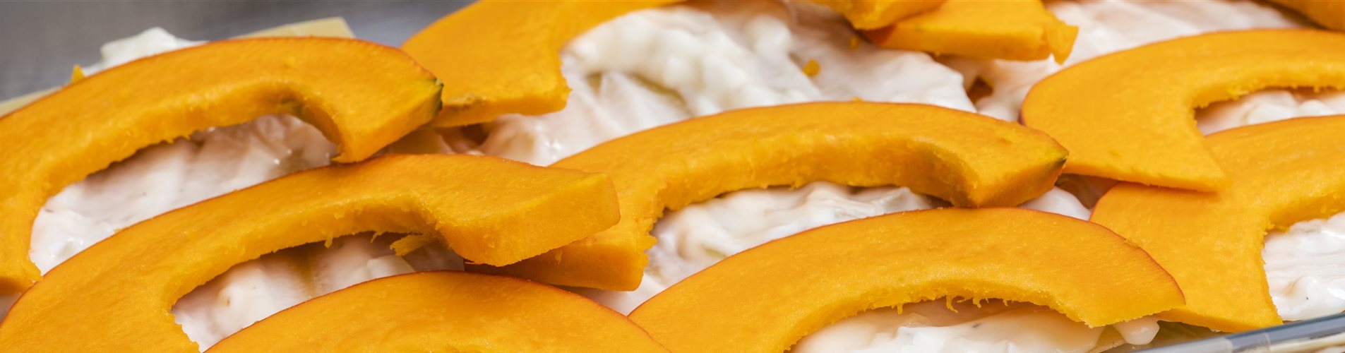 Kürbisscheiben auf Lasagne