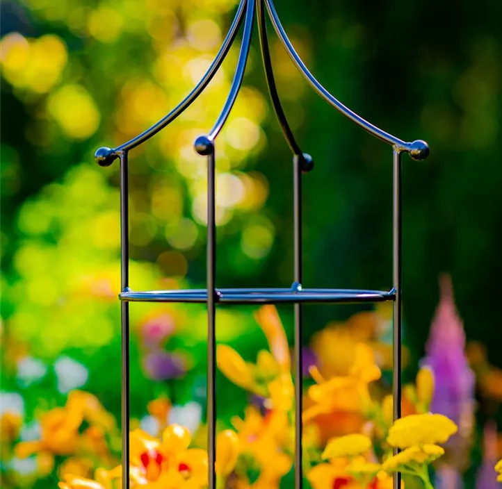 Obelisk Chikugo mit Kugel