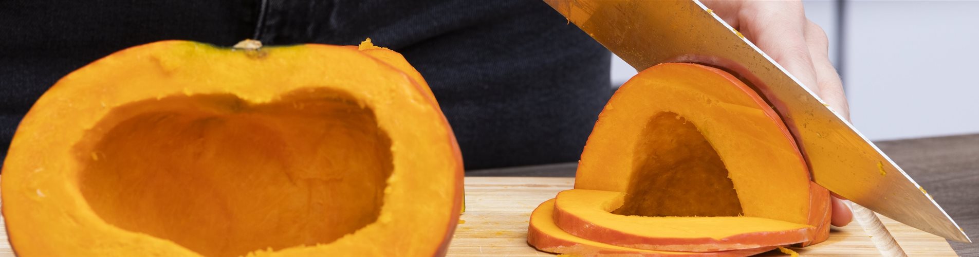 Kürbis in Scheiben schneiden
