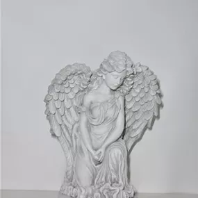 Grabdeko Engel mit Flügeln knieend