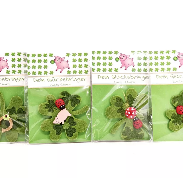 Glücksbringer auf Filzklee im Beutel