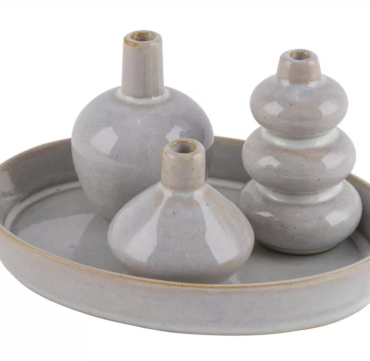 Keramikvasenset auf Tablett