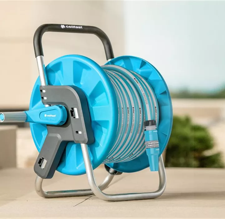 Gartenschlauchständer Set, inkl. 20m Schlauch und Spritze