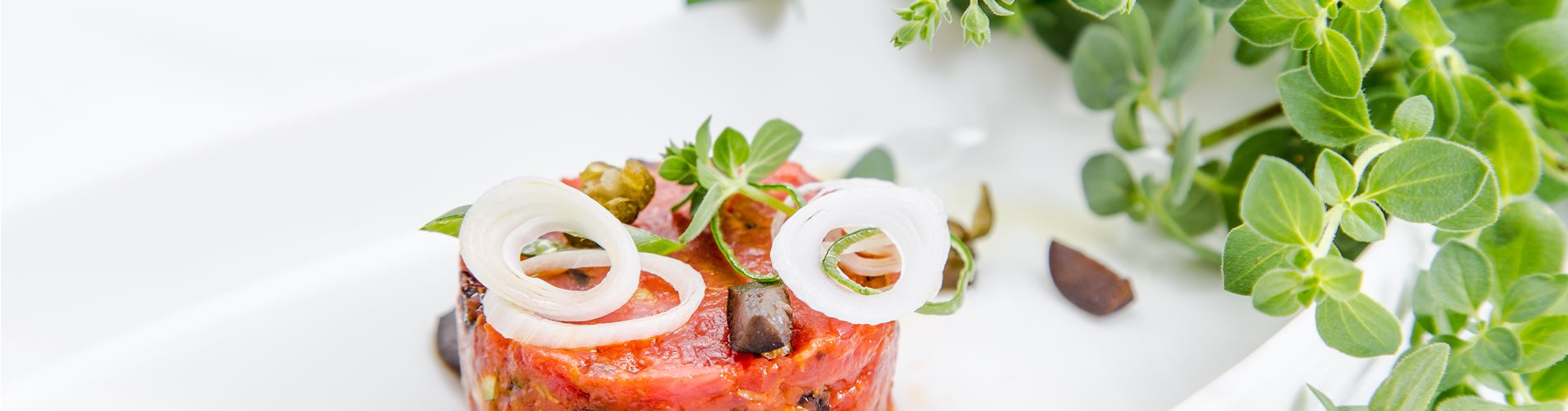 Mediterranes Beef Tatar mit scharfen Organo