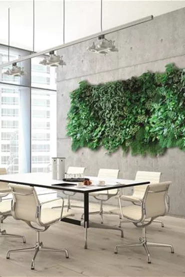 Meetingraum mit einer großen Grünpflanzenwand