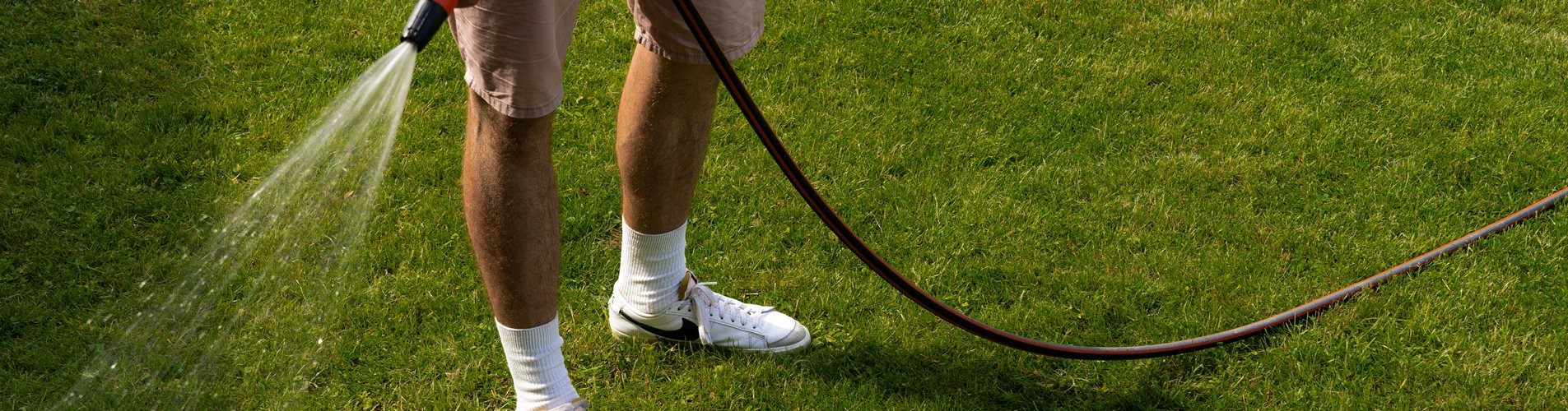 mann gießen schlauch