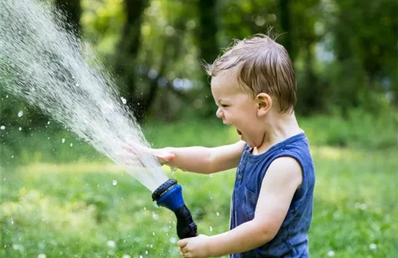 kind gartenschlauch schreien