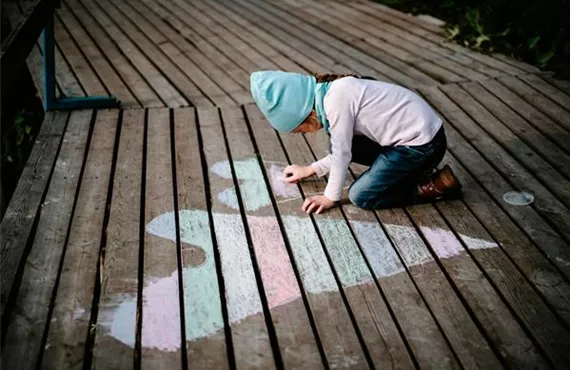 kind straßenmalkreiden