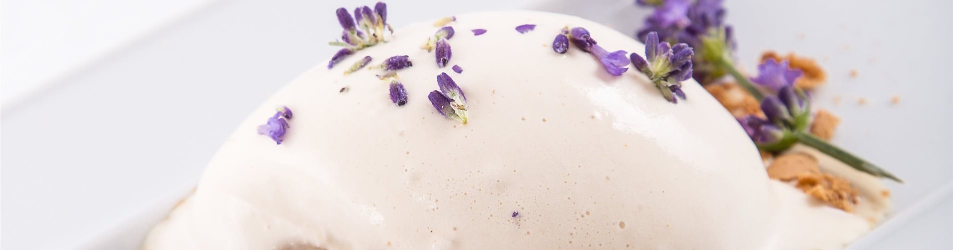 Lavendelblüteneis mit Lavendel