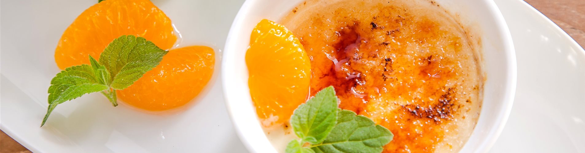 Mandarinen-Crème-Brulèe mit Manderinensalbei