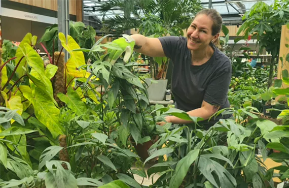 Frau lacht in die Kamera