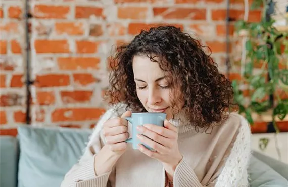 der wald drinnen - frau tasse tee triken