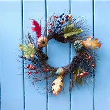 Herbststimmung vor der blauen Tür - DIY Herbstkranz