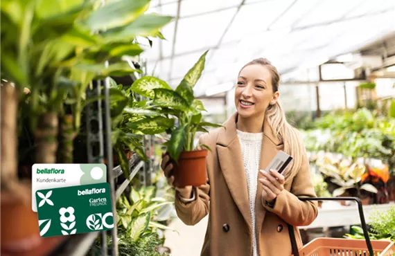 frau mit karte und pflanze in der hand.png