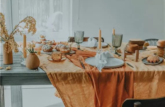 v2 herbstlicher tisch ohne Narzissen - gemütliche Momente zuhause.jpg