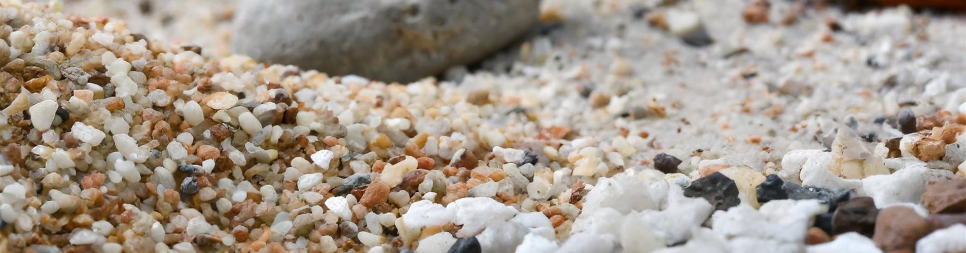 Firefly Ein Closeup von Sand, Steinen und Zierkies. 96574-0-496-2304-1296