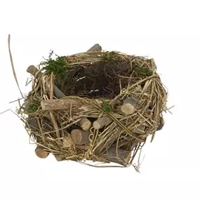 Nest mit Holzstücken