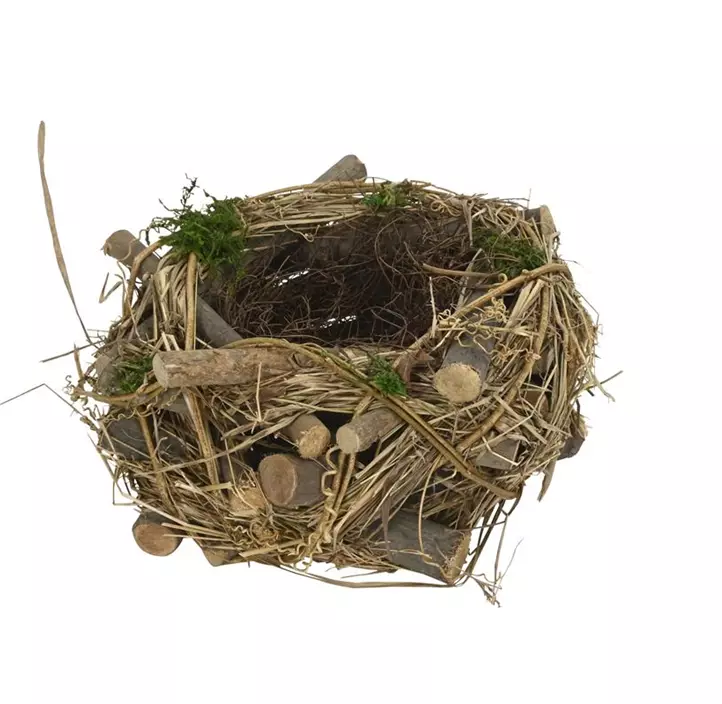 Nest mit Holzstücken