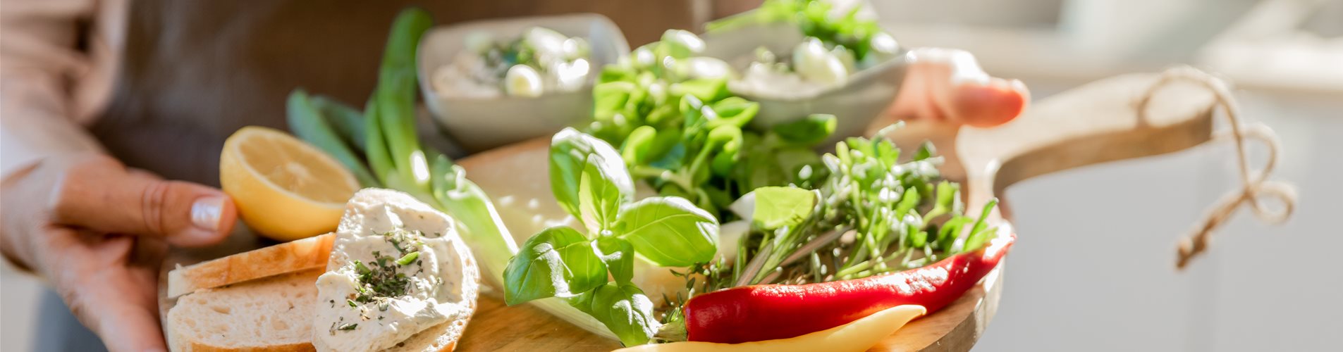 Küchenkräuter Ambiente - Brett mit Dipps