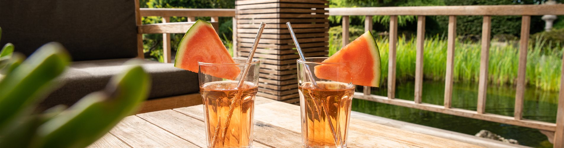 Terrassenmöbel mit Getränken