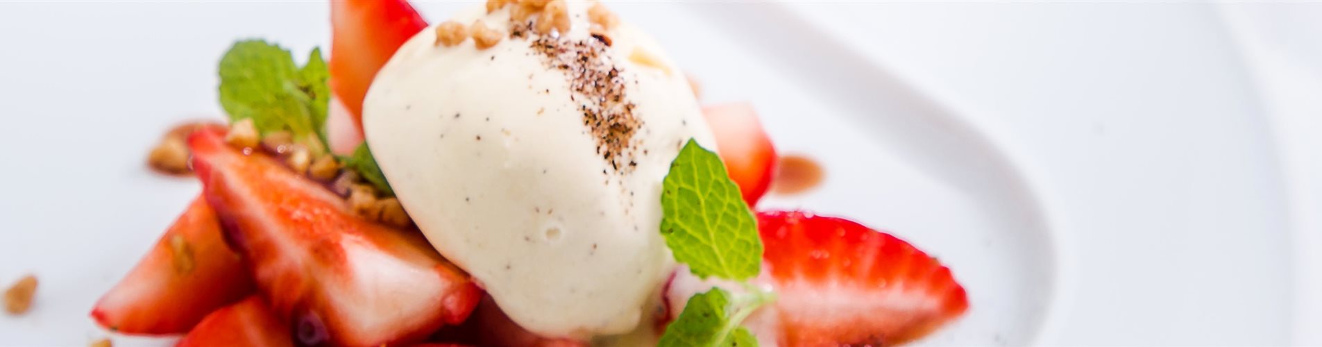 Sauerrahmeis mit Erdbeerminze