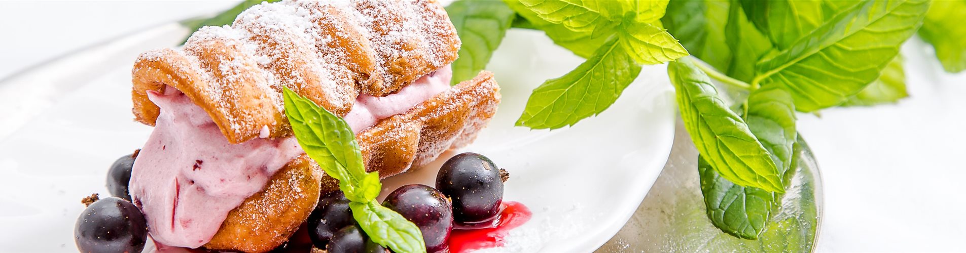 Spagatkrapfen mit grüner Minze